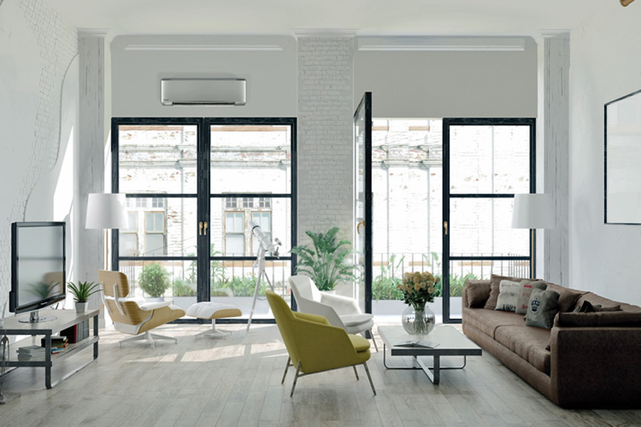 Vue de face de l'installation d'une unité intérieure Etherea couleur gris argenté dans un salon